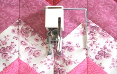 ELNA / JANOME offener Obertransportfuss mit Führungslineal (für 580) ELNA / JANOME offener Obertransportfuss mit Führungslineal (für 580)