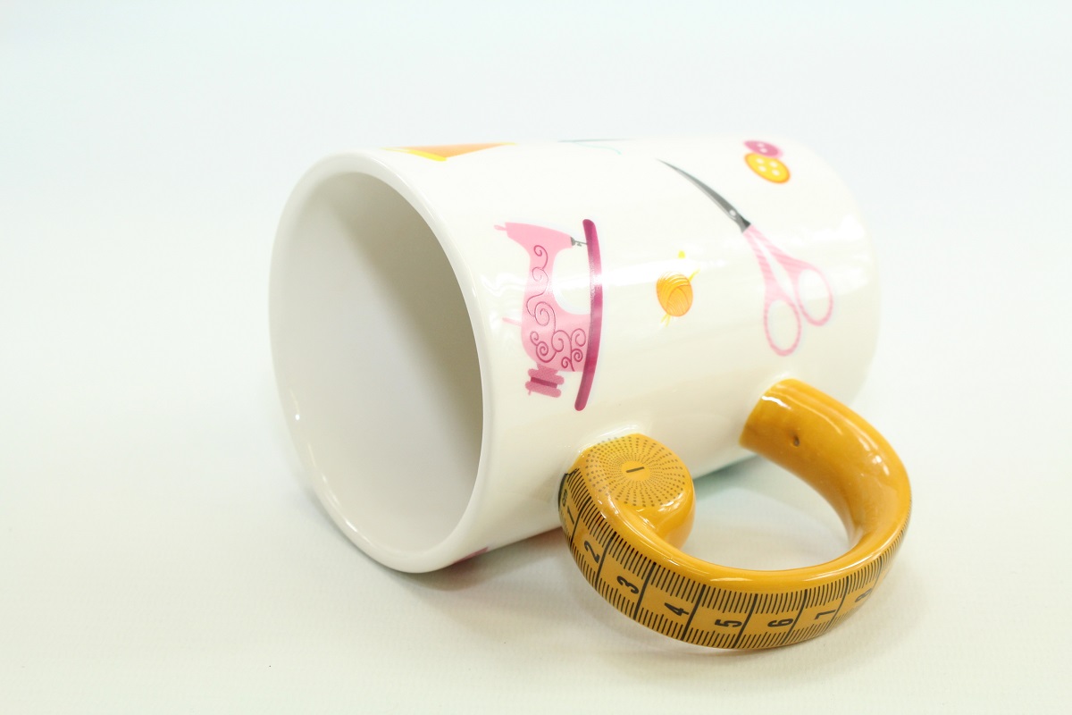 Tasse mit Massband-Griff