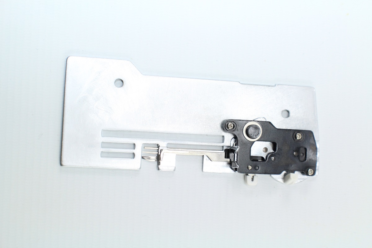 Original Bernina Standard - Stichplatte mit Rollsaumzunge für L450 / L460