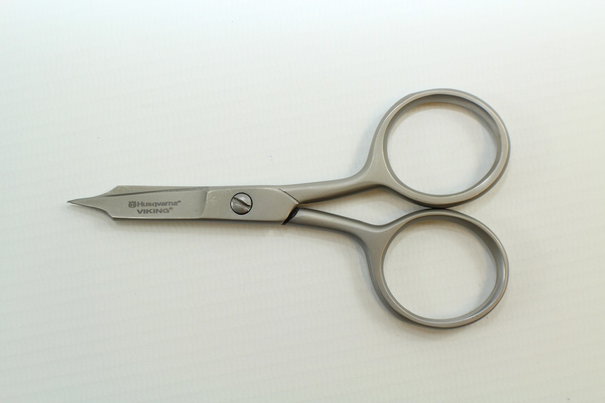 Husqvarna VIKING Stickschere mit Mikrospitze 10,2cm - Restposten Husqvarna VIKING Stickschere mit Mikrospitze 10,2cm - Restposten