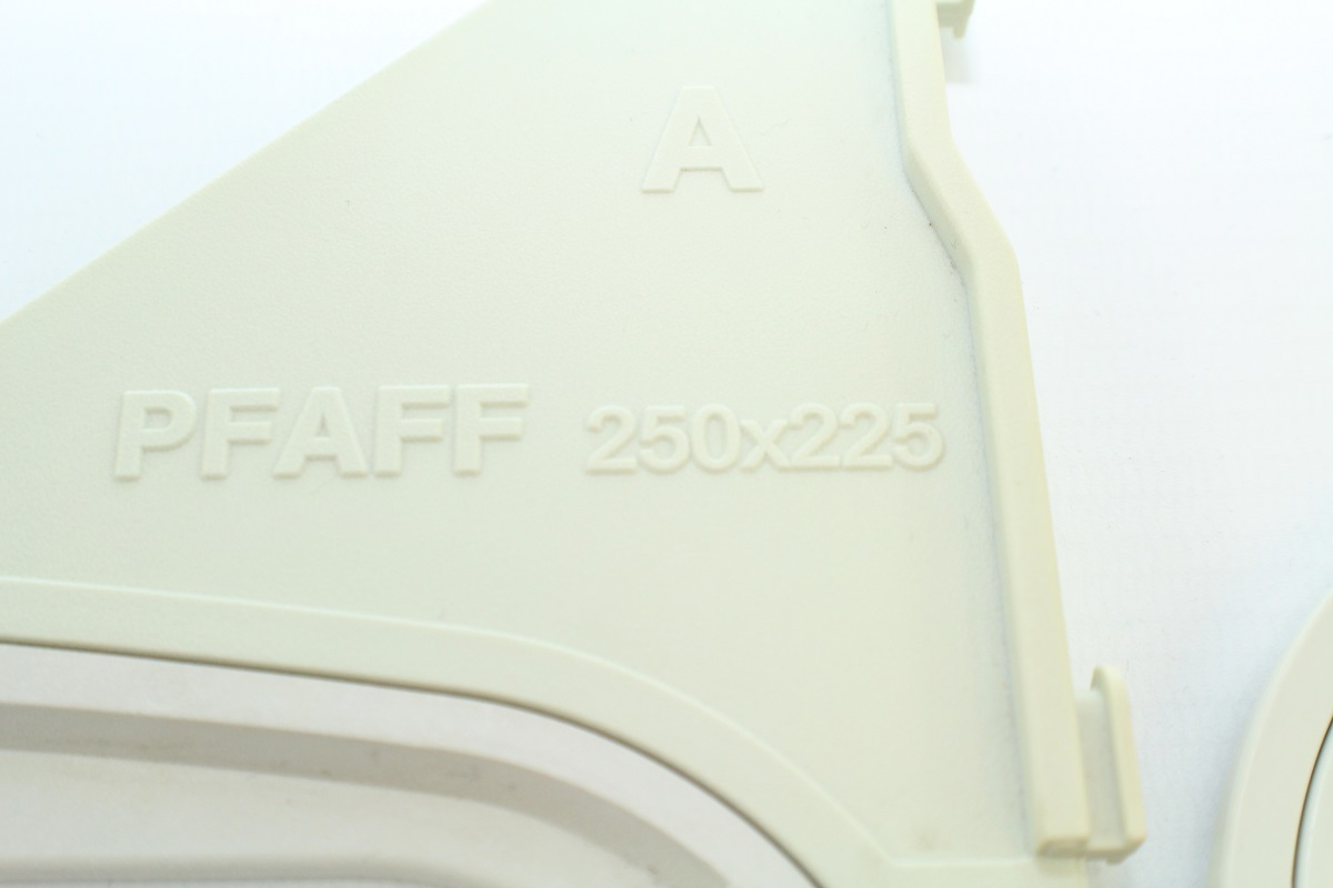 Pfaff creative 2140 Näh- und Stickmaschine mit IDT gebraucht Seriennummer 52600849