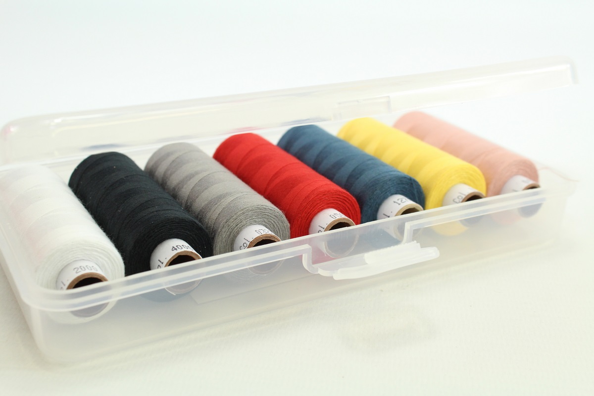 Troja 500M. in schöner Nähwelt Box (7er Set, gelb, rot, schwarz, weiss, rosé, blau, grau ) Troja 500M. in schöner Nähwelt Box (7er Set, gelb, rot, schwarz, weiss, rosé, blau, grau )