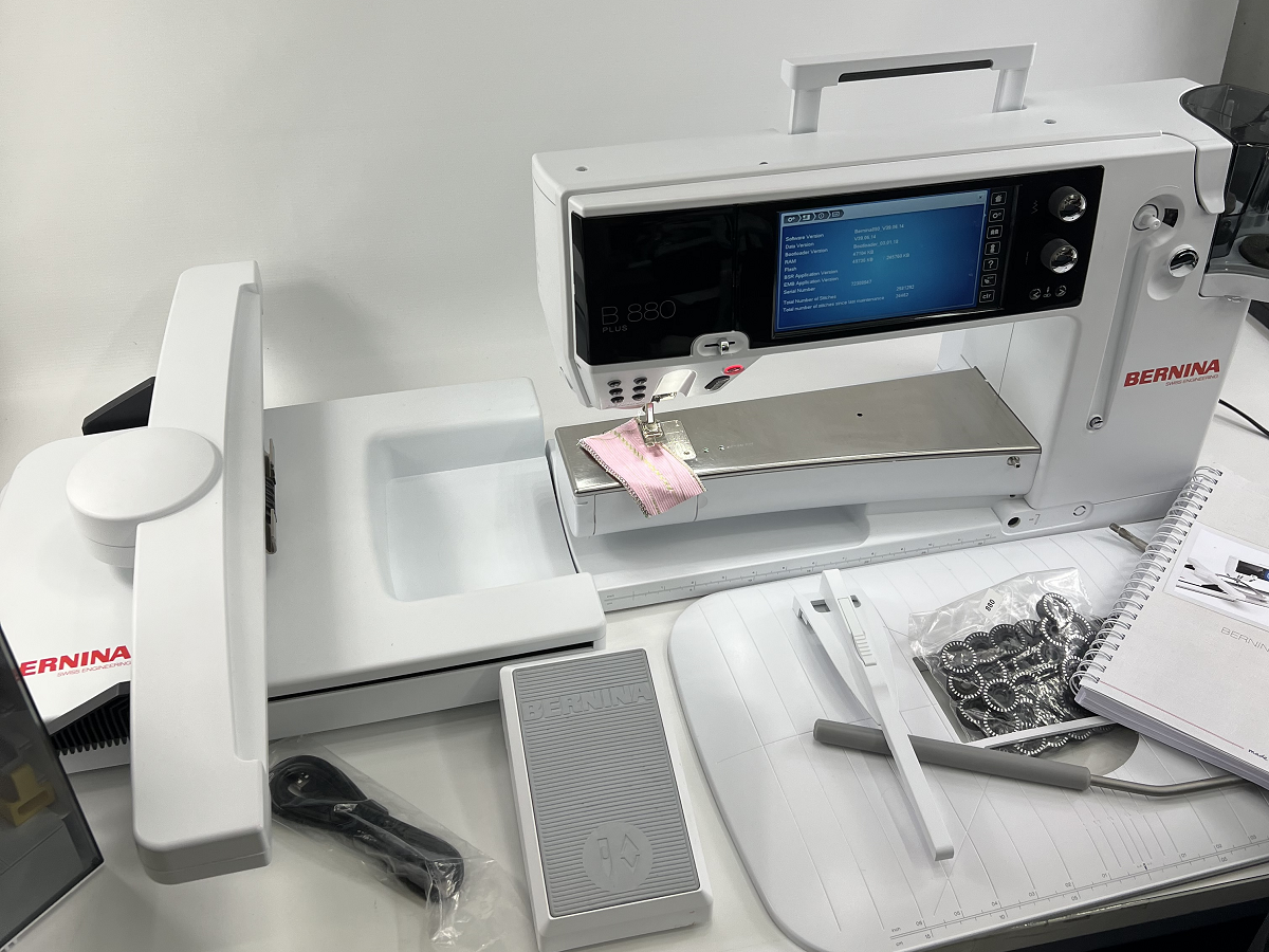 Bernina 880 PLUS inkl. SDT-Stickmodul Second Hand Gebraucht 3 Jahre alt Bernina 880 PLUS inkl. SDT-Stickmodul Second Hand Gebraucht 3 Jahre alt