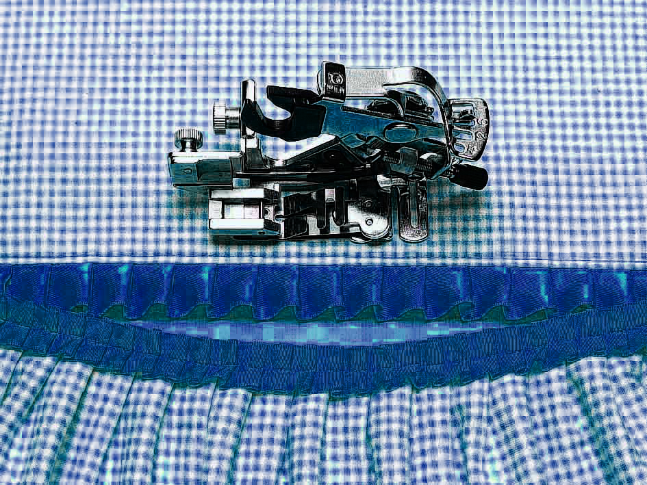 ELNA / JANOME Faltenleger (Befestigung mit Nähfuß-Klick-System) ELNA / JANOME Faltenleger (Befestigung mit Nähfuß-Klick-System)