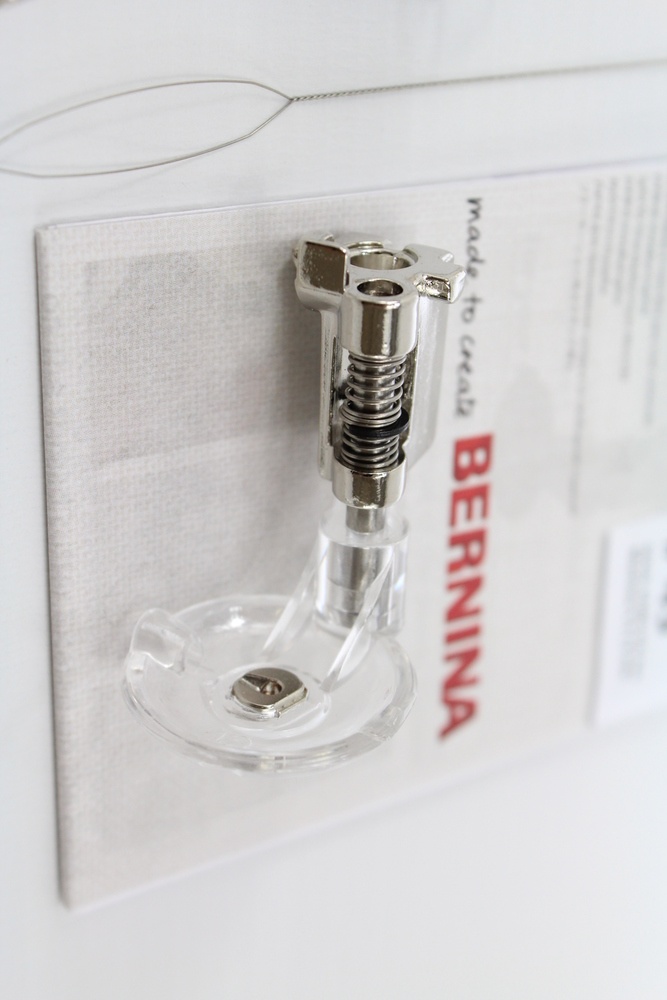Bernina Kordelaufnähfuß Nr. 43 mit Fadenführung und Einzieh-Hilfe Bernina Kordelaufnähfuß Nr. 43 mit Fadenführung und Einzieh-Hilfe